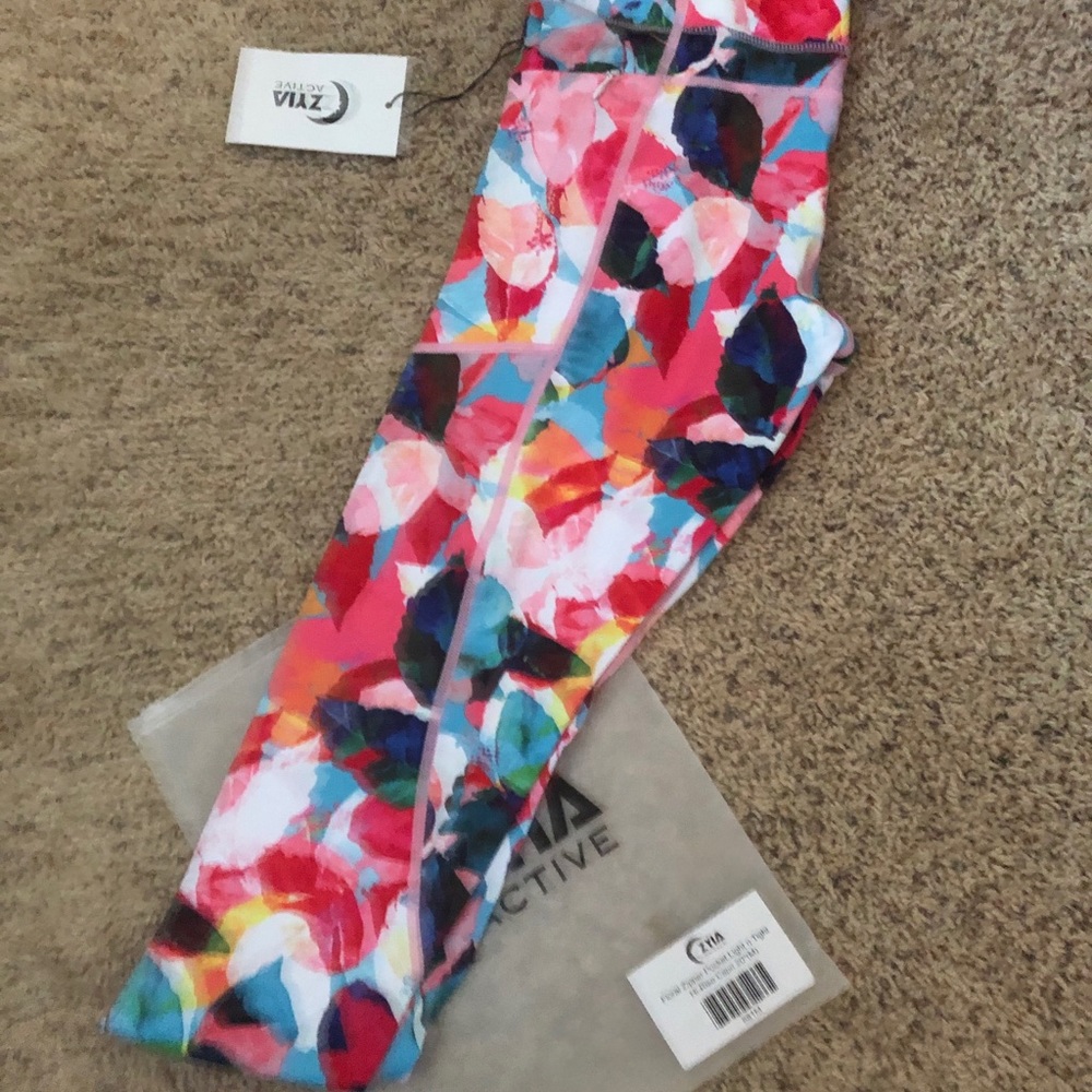 Zyia floral zipper pocket light and tight Capri